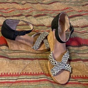 TOMS wedge. 3 in heel. Black and white